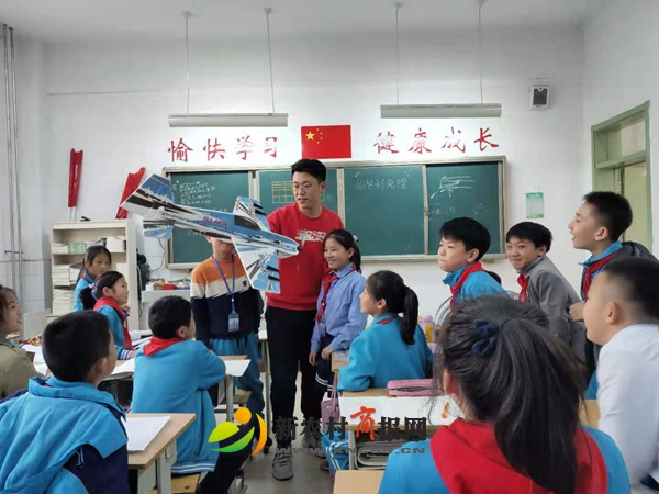 香港路小学课后延时时间韩峰老师辅导航模社团兴趣小组.jpg
