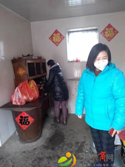 灵山岛城口子村安可芹、于桂青来到张秋芳老人家中做饭 (1).jpg