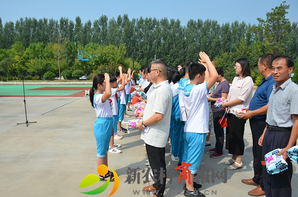 胶州市里岔小学举行“致敬新中国 争做好队员”开学典礼