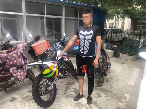 分期贷款买摩托车轰鸣上路 无证小伙被行拘