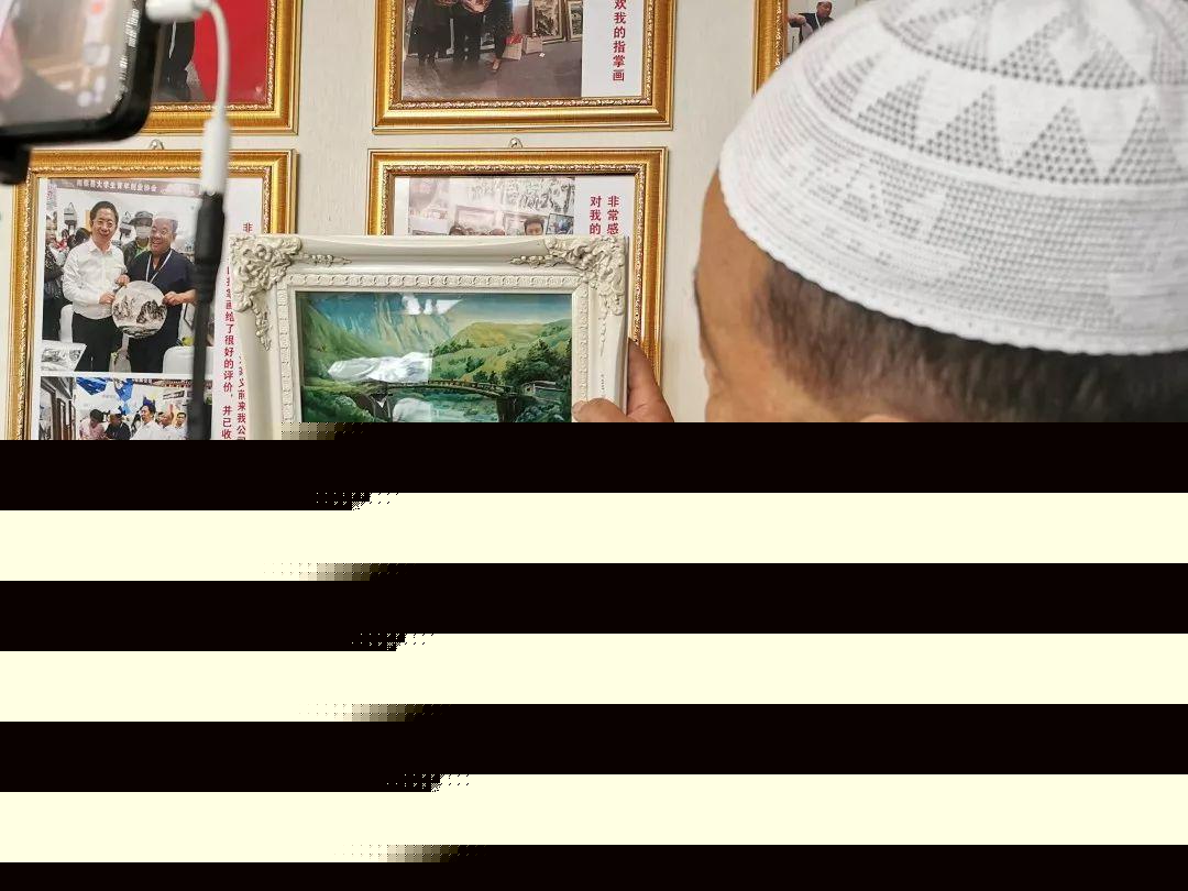 他作画用手不用笔 每一幅作品都有家乡的“泥土味”