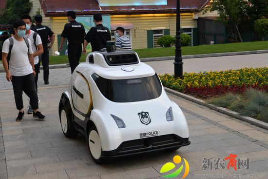警用无人巡逻车.jpg