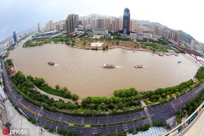 黄河，奔腾不息；兰马，奔跑不停。