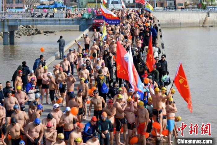 全国冬泳爱好者齐聚浙江洞头 横渡半屏海峡挑战自我