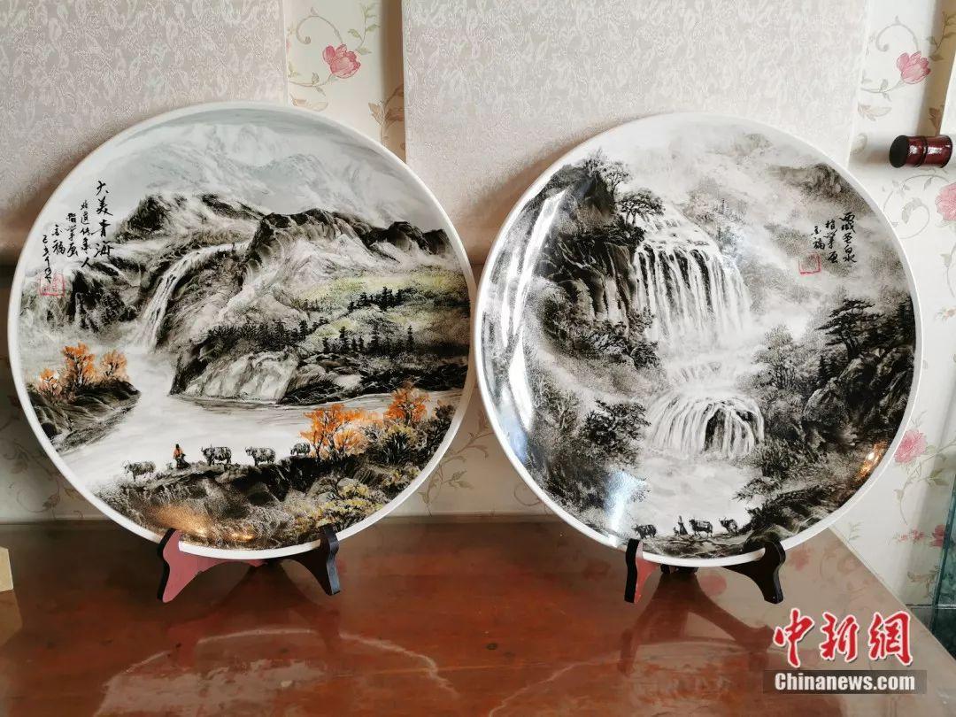 他作画用手不用笔 每一幅作品都有家乡的“泥土味”