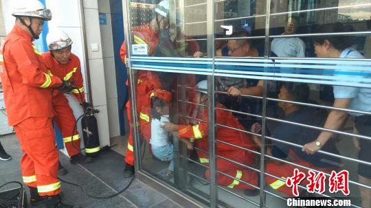 7岁女孩头部被夹进自动玻璃门 消防巧妙扩张玻璃解救