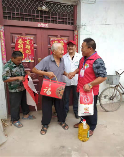 谯城区魏岗镇爱心协会党组织慰问百岁老人