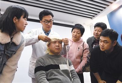 在这所“课堂”上，每年有两万市民排队“学救命”