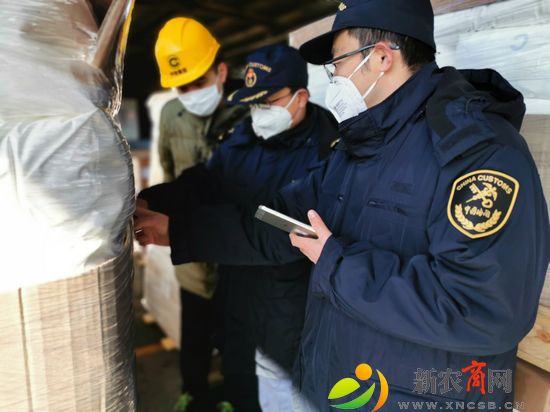 黄岛海关对防疫口罩原料快速验放.jpg