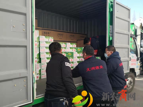 胶州市龙洲酒业、市妇联女企业家协会走访慰问市人民医院防控一线的医护人员