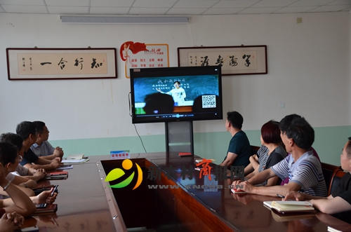 胶州市里岔小学党支部集中观看“发现榜样”宣传片