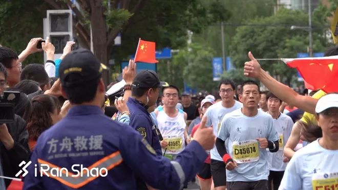 黄河，奔腾不息；兰马，奔跑不停。