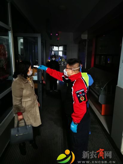 红翼红十字应急救援队员在为居民测体温.jpg