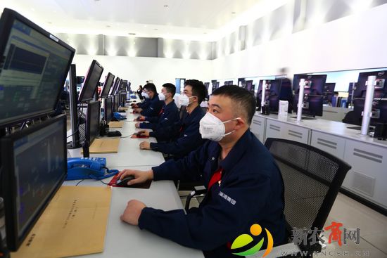 海湾化学中央控制室员工在认真操作.jpg
