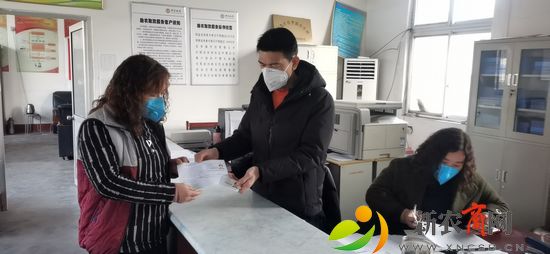 泊里镇政务服务大厅工作人员为企业复工生产提供便利.jpg