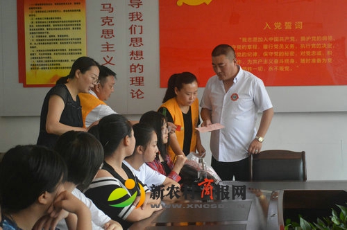 轮椅女孩，别哭！我们都是你的好朋友……