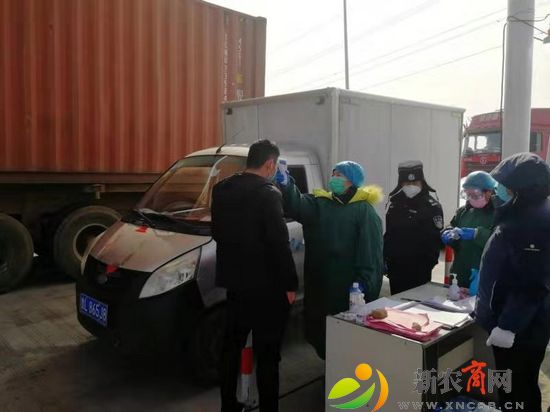 G2014黄岛日照界检查站的工作人员正在对过往车辆进行检查2.jpg