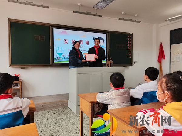 颁发聘书.jpg