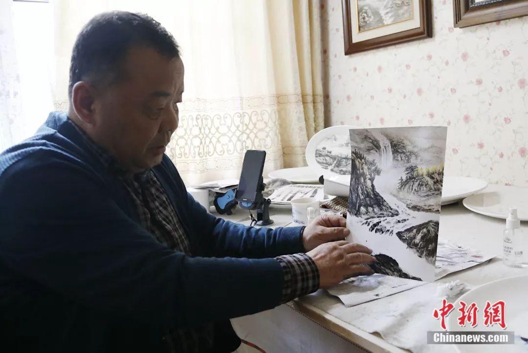 他作画用手不用笔 每一幅作品都有家乡的“泥土味”