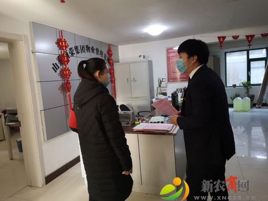 两河路社区工作人员发放疫情防控明白纸.jpg