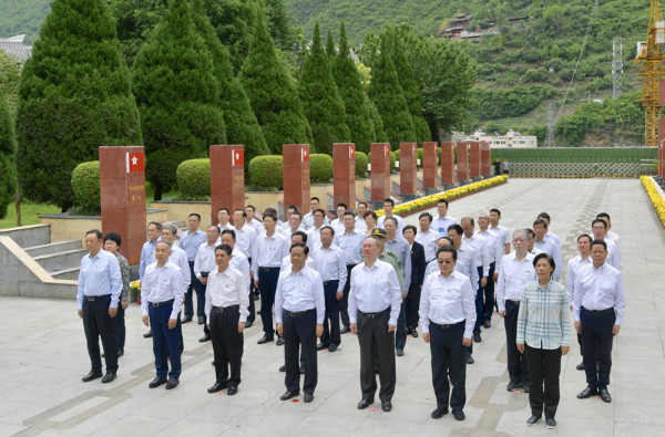 彭清华率省级领导干部前往泸定县开展革命传统教育