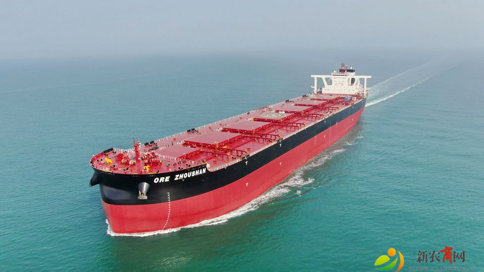32.5万吨超大型矿砂船“ORE ZHOUSHAN”轮在青岛西海岸新区命名交付.jpg