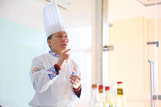 呼和浩特新东方：星级酒店主厨进校园，倾情传授舌尖上的美食艺术！