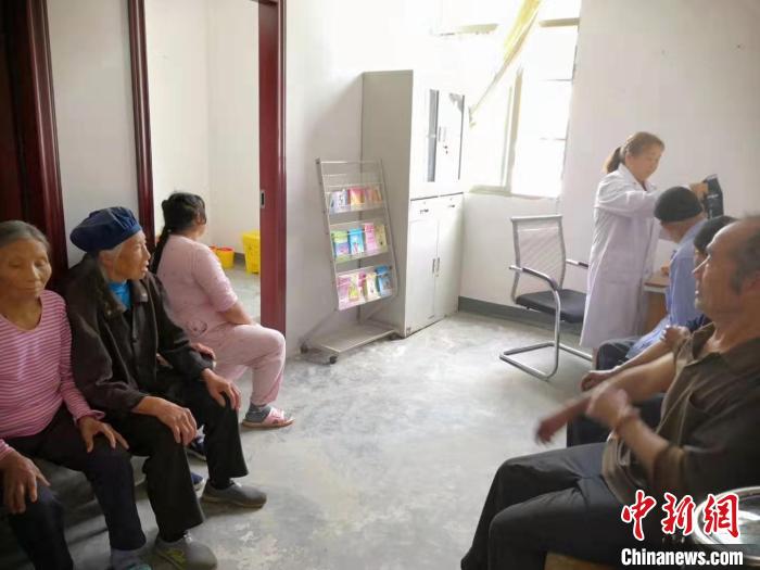 母女两代医者“背靠背” 在一线与防线隔空做“战友”