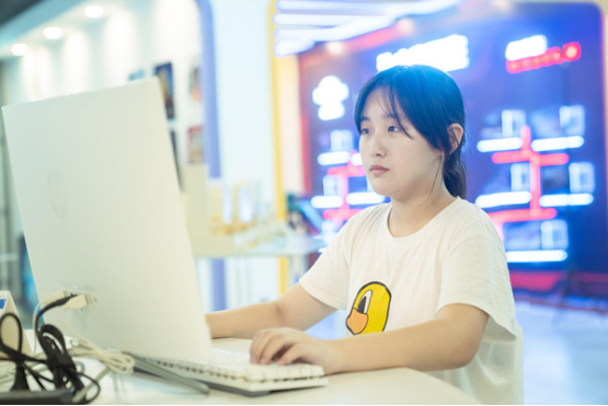 重庆新华：【新生故事】16岁女生学什么 选对专业很重要