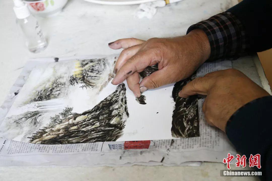 他作画用手不用笔 每一幅作品都有家乡的“泥土味”