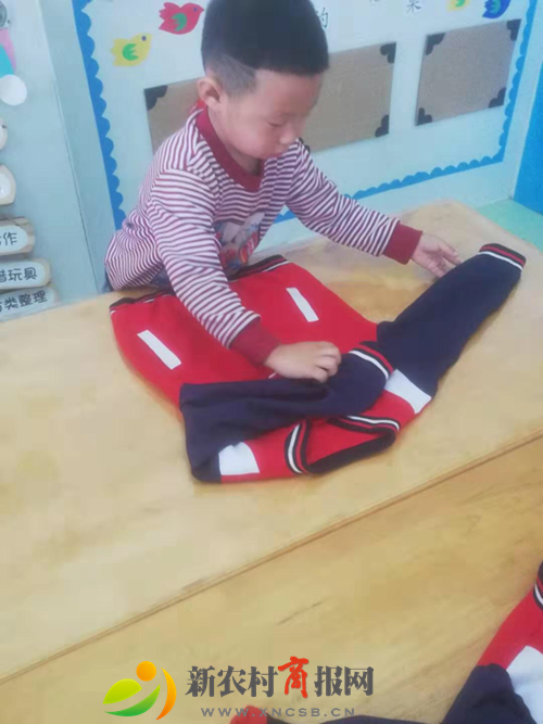 明村镇中心幼儿园小一班开展“我会叠衣服”活动