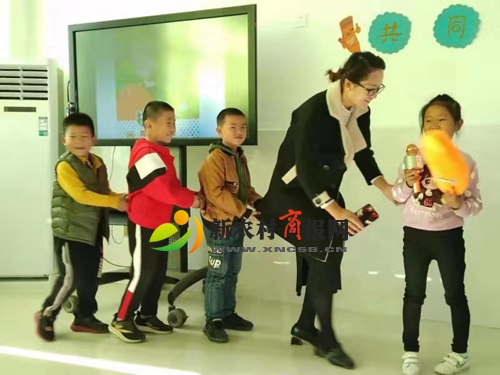 胶州市杜戈庄小学：举行“温馨陪伴，共同成长”亲子绘本表演比赛