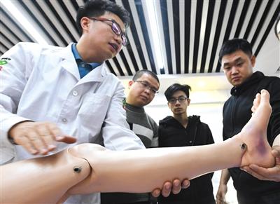 在这所“课堂”上，每年有两万市民排队“学救命”