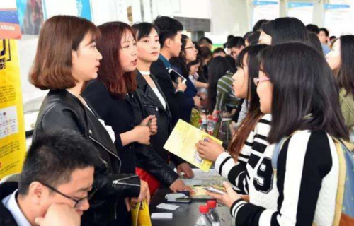 毕业季找工作各种烦躁，喝水解燥就用这款美国运动吸管杯~