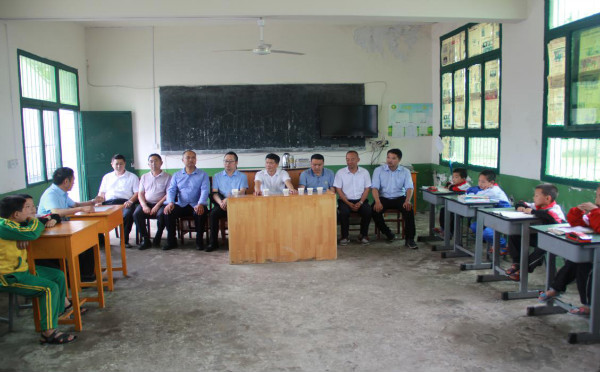 平昌县驷马小学开展“关爱留守儿童 共筑一片蓝天”慰问活动