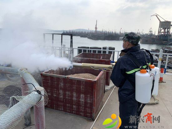 积米崖边防派出所村居警务助理赵忠海在消毒.jpg