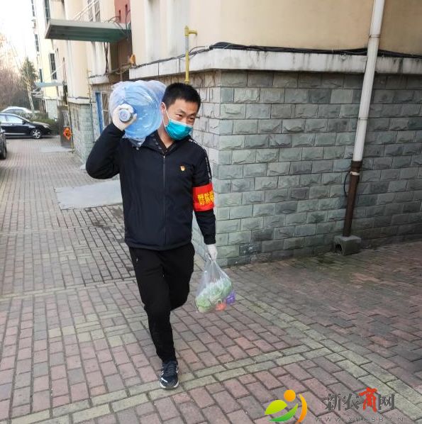 卢海军为隔离居民送水送菜.jpg