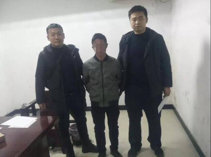 男子疑老婆出轨刺死“情夫” 警方用枪逼停其车辆