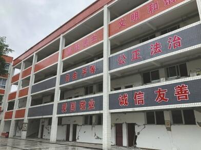冷风夜雨中 一块塑料棚布为数百学生撑起“一片天”