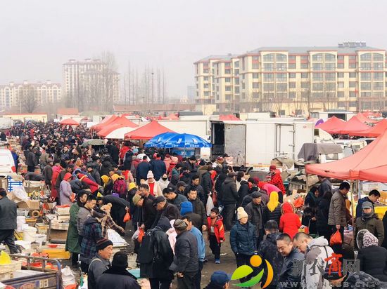 临近年底 有着三百年历史传统的泊里大集异常火爆