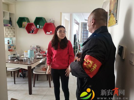 齐长城路社区工作人员到朱瑞刚家走访1.jpg
