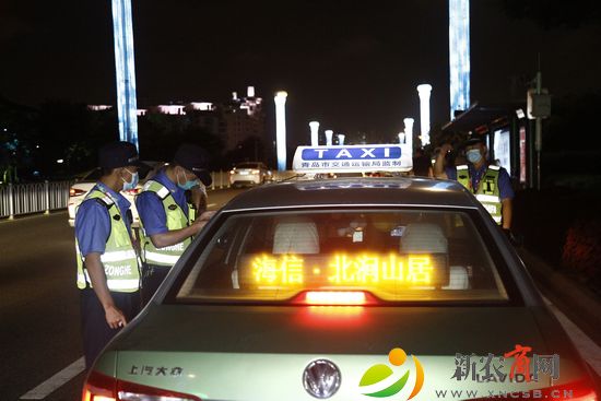 执法人员在啤酒城北门检查出租车.jpg