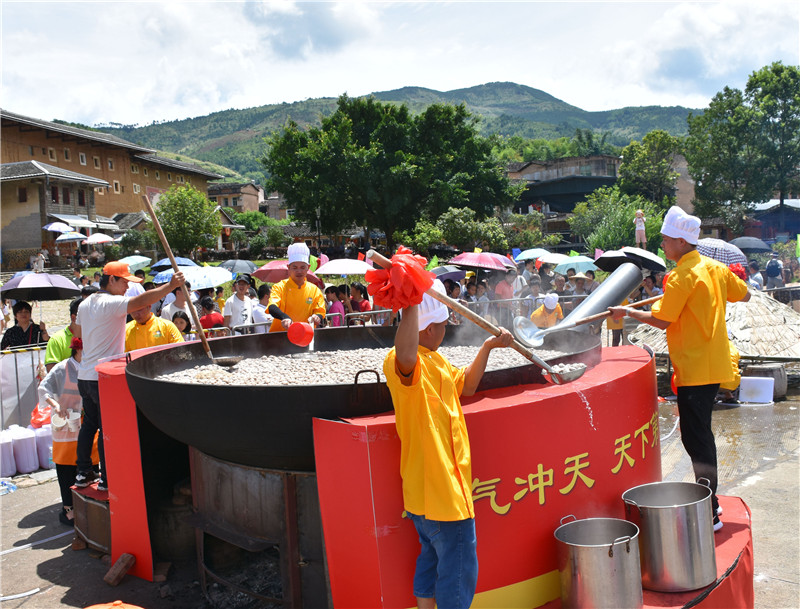 厨师们舀牛肉丸.jpg
