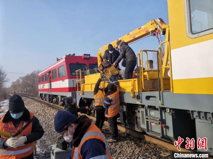 中国北疆运粮动脉的钢轨医生：为防疫生命线把脉会诊