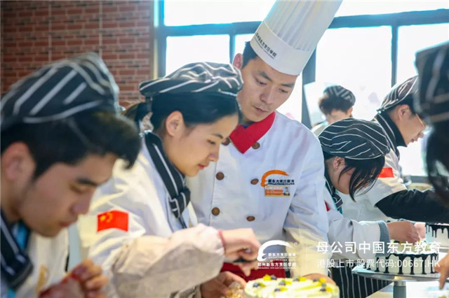 郑州新东方：想学蛋糕烘焙去店里好还是学校好？