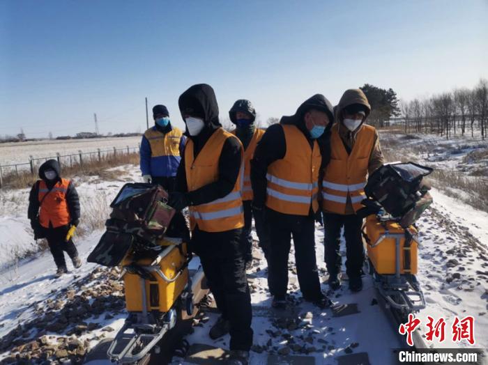 中国北疆运粮动脉的钢轨医生：为防疫生命线把脉会诊