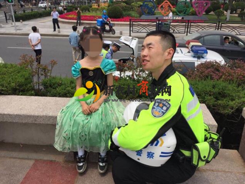 青岛市南交警大队帮助走失儿童找到家长