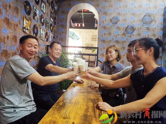 游客在青岛西海岸新区金沙滩啤酒城哈德啤酒坊激情畅饮（李涛） (1).jpg