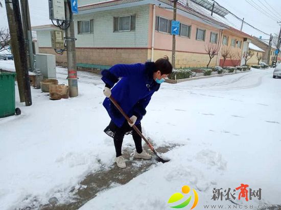 殷彩霞在帮老人扫雪.jpg