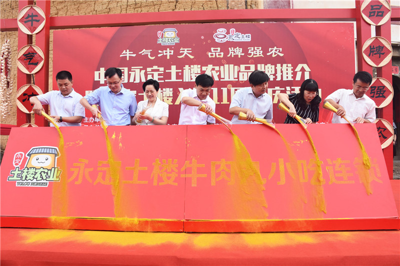 区领导喷洒金粉.jpg